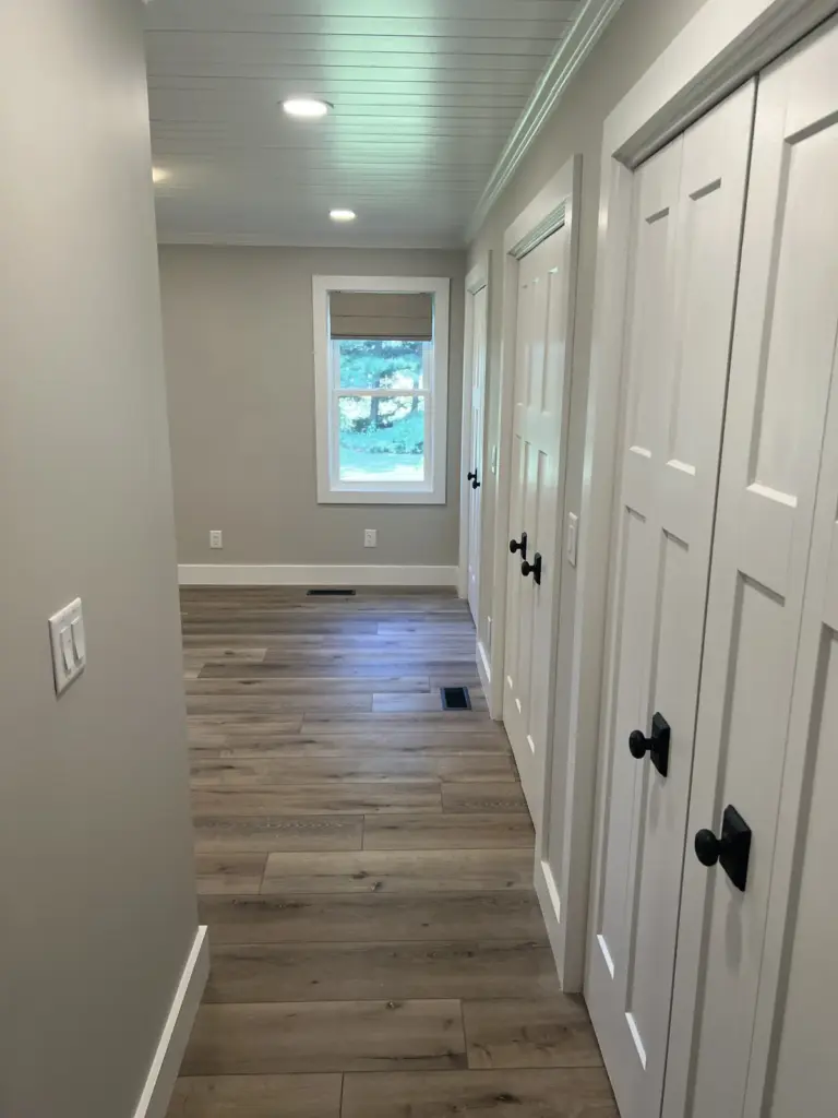 Living Area & Built Ins.