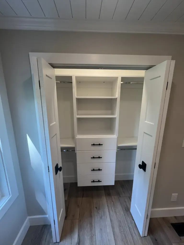 Living Area & Built Ins.