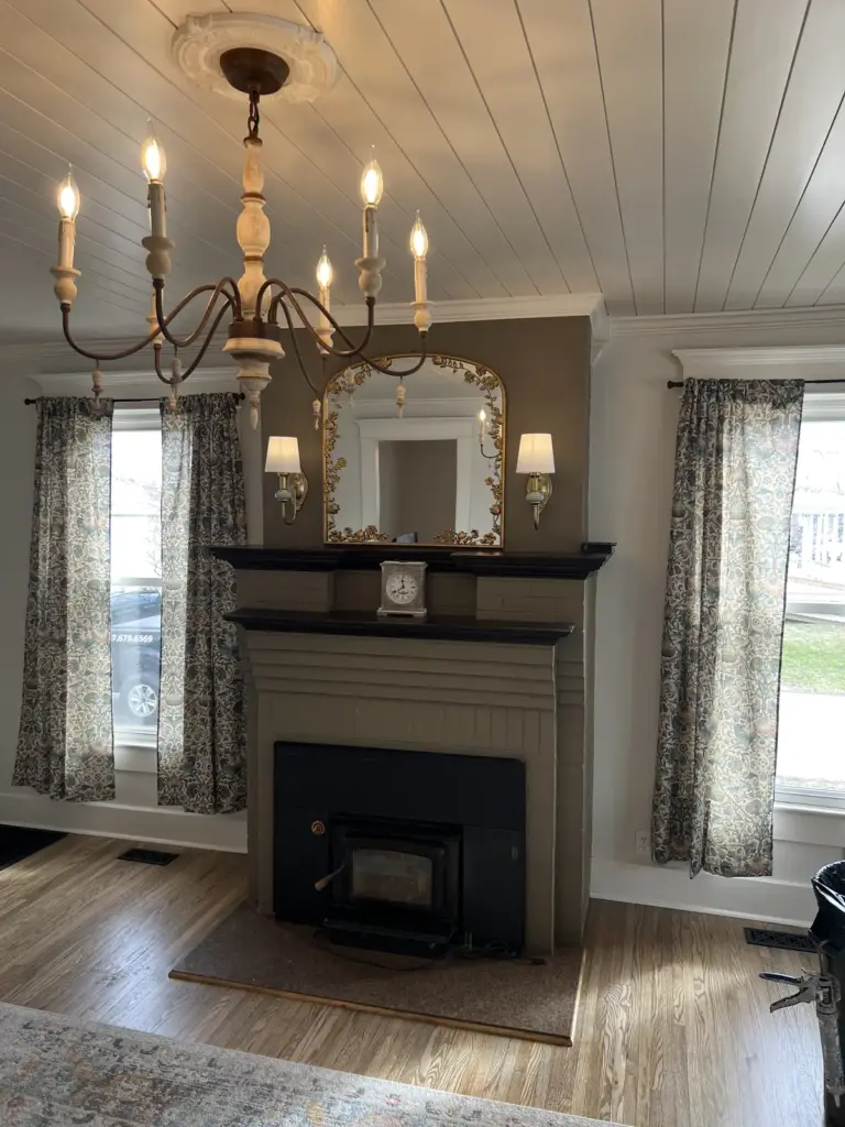 Living Area & Built Ins.