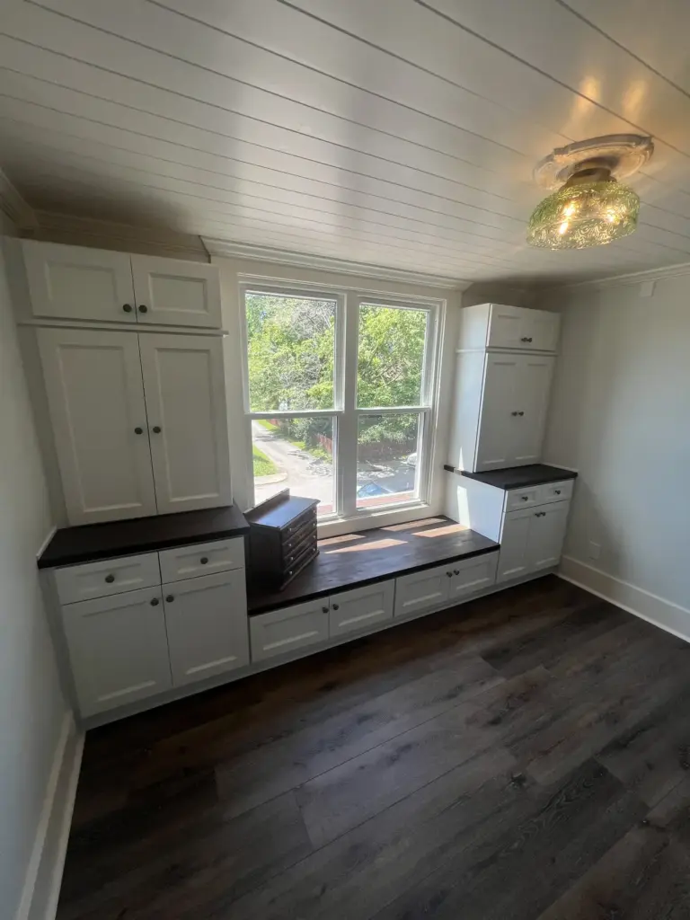 Living Area & Built Ins.