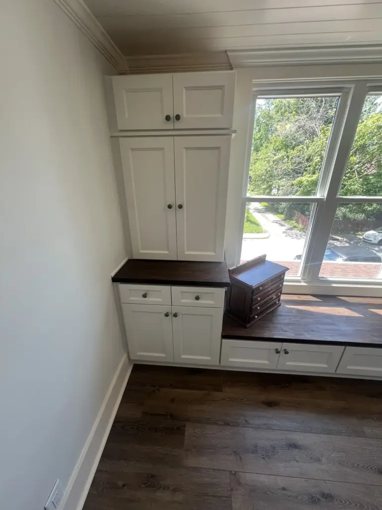 Living Area & Built Ins.